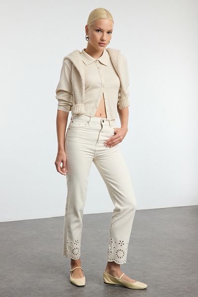 Trendyol Collection Ecrufarbene, gerade Hose mit Stickerei und hoher Taille - TWOAW25JE00235