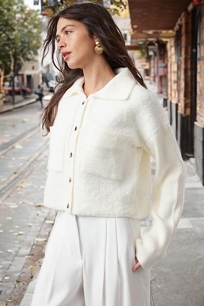 Trendyol Collection Strickjacke mit Polokragen – Knochen-Boucle-Look, TWOAW25HI00076