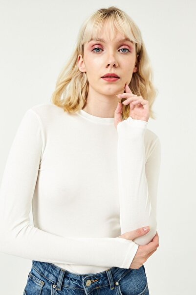 Qimono بلوزة نسائية ذات لمسة ناعمة باللون الأبيض ومزينة بياقة دائرية