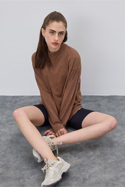 TUBİA تي شيرت نسائي بني عتيق كبير الحجم بأكمام طويلة