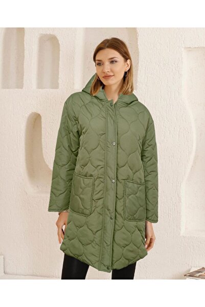 Ulwish Mont, Sabit kapüşonlu, kapitone mont.