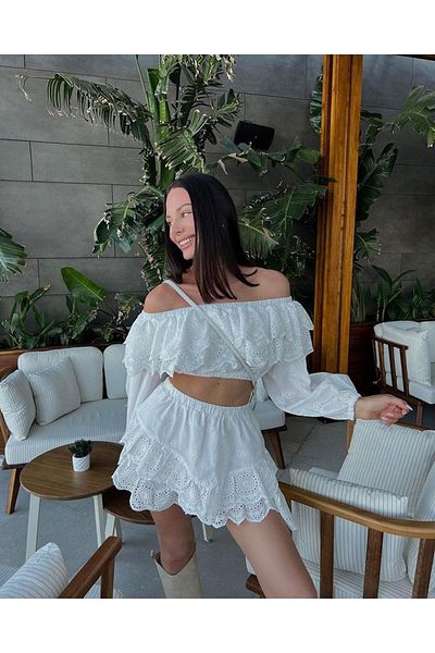 FASHION COCKTAIL Crop Mini din dantelă albă - Set cu umăr dezactivat, mânecă lungă, fustă cu volane