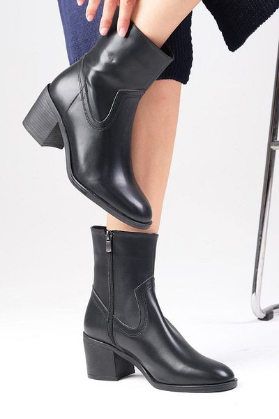 Mio Gusto Amory Black Color Zippered Thin Faux Fur Lined Thick Heeled Women's Boots