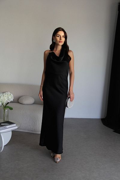 Julishop Μαύρο φόρεμα με λαιμόκοψη με μεταλλικό αξεσουάρ με λεπτομέρειες Maxi μακρύ σατέν φόρεμα