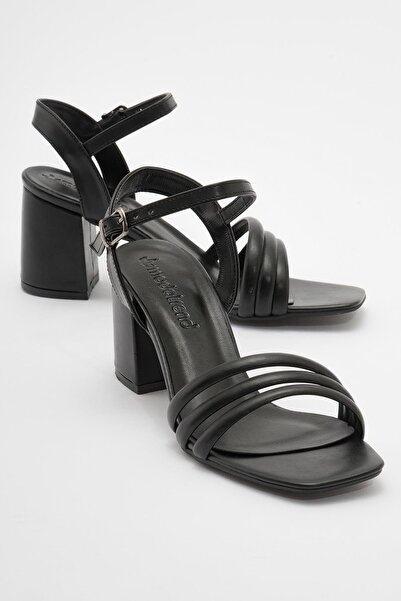 Ccway Nasul bont al unei femei, pielea neagră