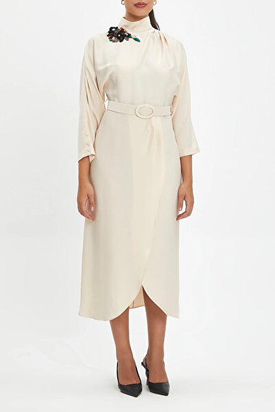 SERPİL Truvakar Kol Dik Yaka Belden Kemerli Krem Midi Boy Anvelop Elbise 40327