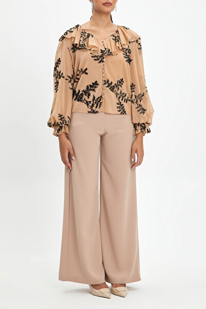 SERPİL Fırfır Yaka Önden Düğmeli Nakışlı Kol Ucu Volanlı Bej Siyah Gömlek 37333