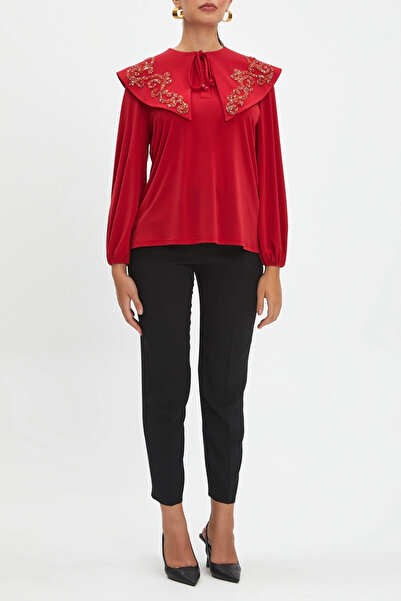 SERPİL Büyük Bebe Yaka Taş İşlemeli Düğmeli Boyundan Bağcıklı Kırmızı Bluz 40153