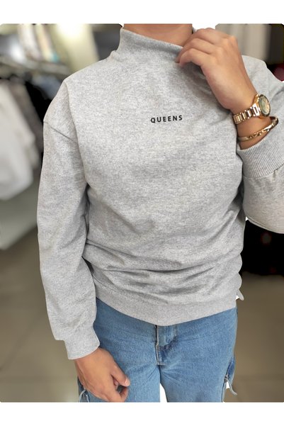Sublime Butik سويت شيرت نسائي طويل برقبة دائرية ومطبوع باللون الرمادي من Queens