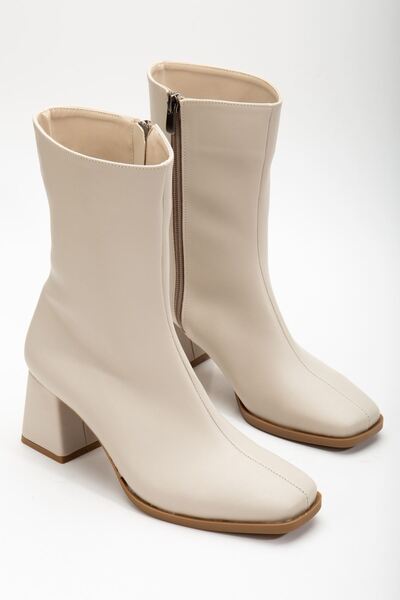 MaskButik Δερμάτινες μπότες με τακούνι Remia σε μπεζ χρώμα
