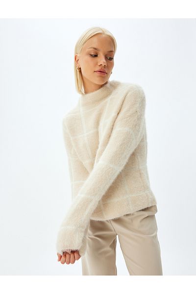 Koton Plüschpullover mit Stehkragen und langen Ärmeln