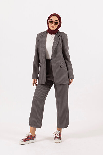 Stilife Ανθρακί ριγέ κοστούμι - Λεπτομέρεια στο πόδι