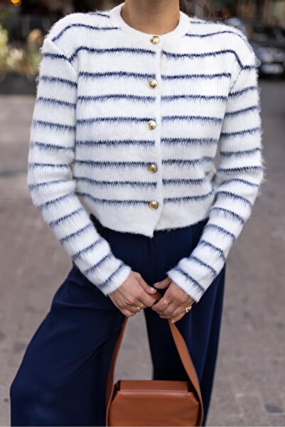 Askı Nişantaşı Cardigan de pluș cu dungi cu nasturi aurii ecru
