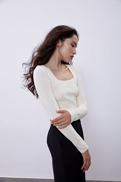 SHERIN Ecru Long Sleeve Crop Knitwear Sweater