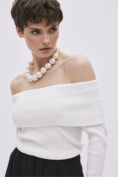 SHERIN Πλεκτή μπλούζα εκρού Off-the-Shoulder