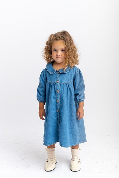 Oliven The Kid Rochie albastră din denim pentru fetiță - guler pentru bebeluși și detaliu cu nasturi în față