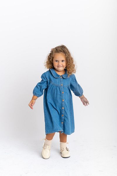 Oliven The Kid Rochie albastră din denim pentru fetiță - guler pentru bebeluși și detaliu cu nasturi în față