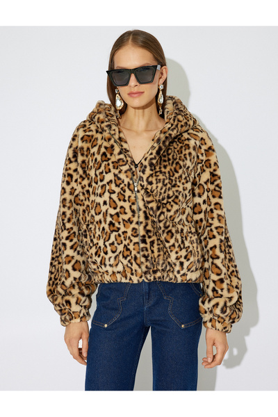 Koton Plyšová bunda Zeynep Cushion Leopard - s kapucí a kapsami