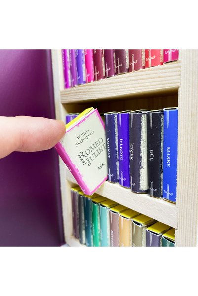 Çikolata Kütüphanesi Romeo ve Juliet Temalı Ciltli Çikolata Kütüphanesi
