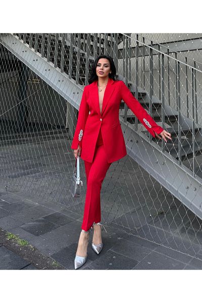 pembekurdelem Set roșu pentru femei - jachetă și pantaloni cu detalii în piatră