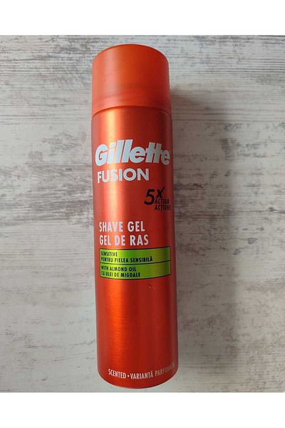 Gillette Fusion 5 Shaver + 2 Spare Razor Blades + 200 Ml Shaving Gel