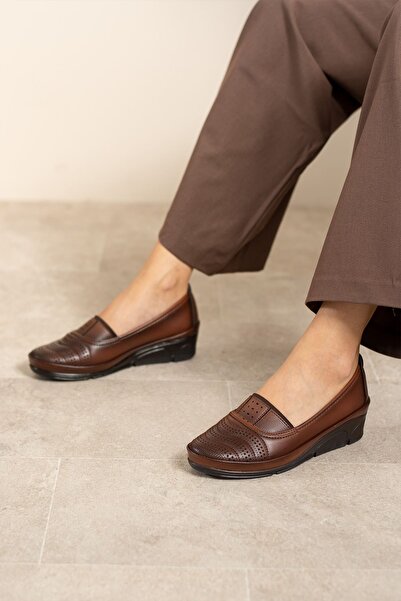 Shakrak حذاء نسائي مريح لتقويم العظام بلون أسمر