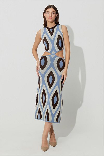 SHERIN Rochie de tricotaj de lungime midi, albastră, cu imprimeu geometric, decupată în talie