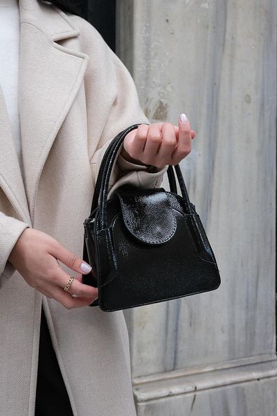 Madamra Maja Mini City Handtasche mit Deckel aus knittrigem Lackleder für Damen -