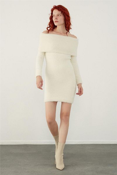 SHERIN Κρεμ Μίνι Πλεκτό Φόρεμα Madonna Collar