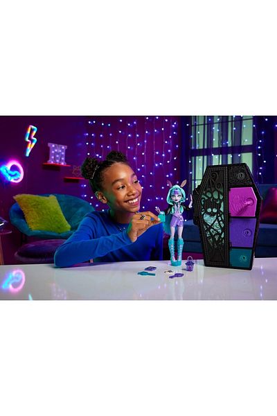 MONSTER HIGH Skulltimates Secrets Neon Frights Series - Twyla HNF82