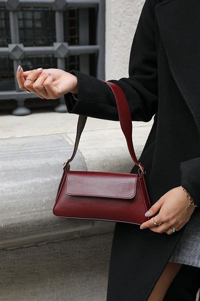 Madamra Claret Red Damen-Schultertasche mit schlichtem Design und Überzug