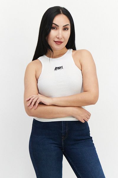 Misfit بلوزة نسائية بدون أكمام مضلعة مطرزة بفتحة رقبة على شكل جوهرة، باللون الأبيض