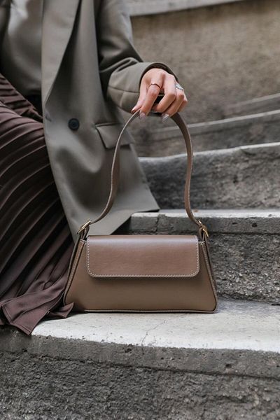 Madamra Nerzfarbene Damen-Schultertasche mit einfachem Design und Überzug