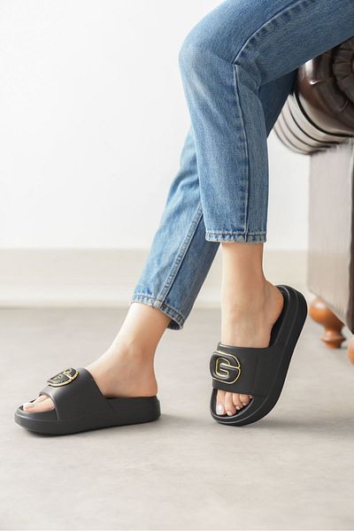 GOFFSHOES Μαύρες γυναικείες παντόφλες με αγκράφα Kibola