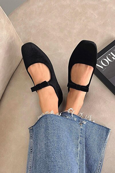STRASWANS حذاء باليه نسائي مخملي بتفاصيل شريطية من Foden باللون الأسود