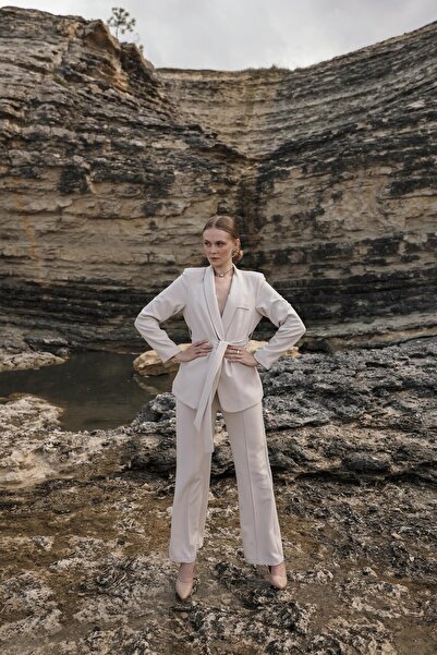 Olcay BÉZS 9258-TK - Kendős gallér és öves kabát, nadrág szett