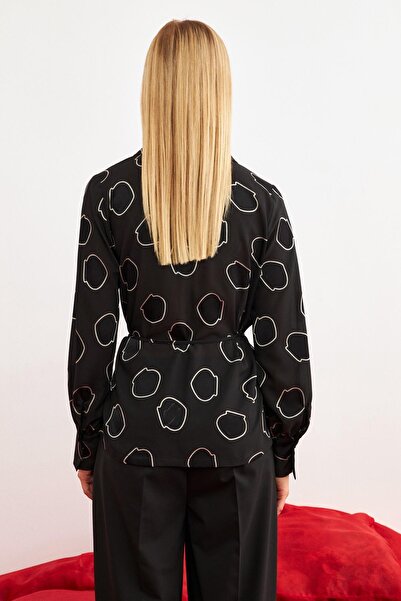 Setre Siyah Bağlama Detaylı Asimetrik Yaka Desenli Gömlek