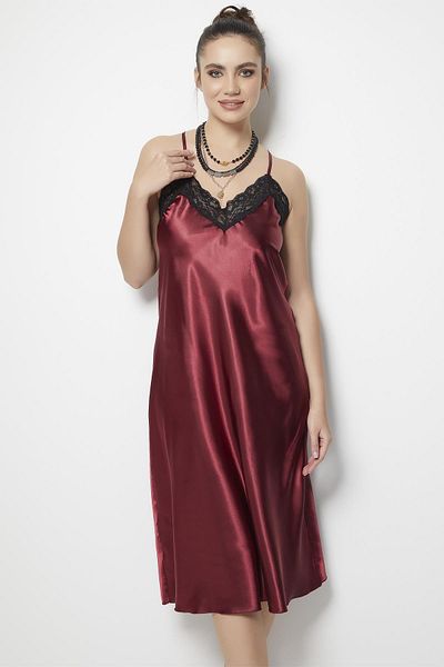 Miorre Satin-Nachthemd mit Spitzendetail, tiefem Rückenausschnitt und Schlitz