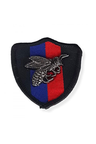 Turgut Brode Метална пчела със сини и червени ивици