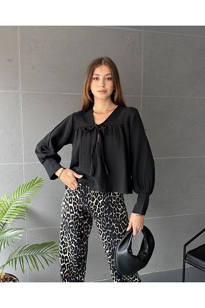 Fav Style Γυναικεία μαύρη μπλούζα με μακρυμάνικη λαιμόκοψη με λεπτομέρεια