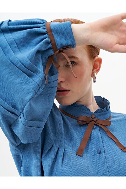 Kayra Nervür Detaylı Bağcıklı Bluz Taç Mavisi