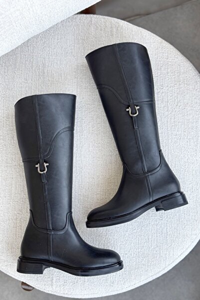 GOFFSHOES Černé kožené dámské boty - plochá podrážka a detail přezky