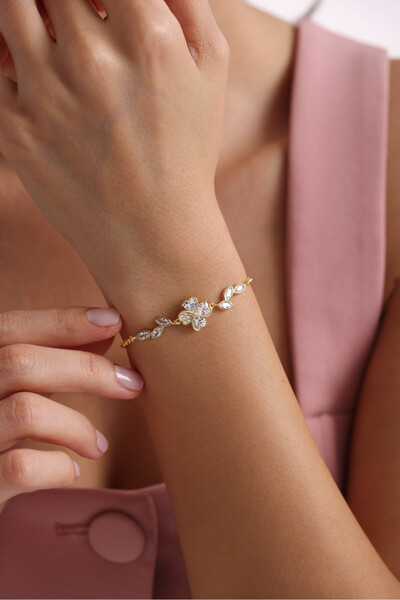 Nereze 925 Ayar Gümüş Gold Kaplama Doç Zincir Beyaz Taşlı Yonca Bileklik