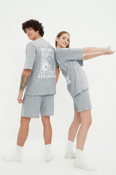 Trendyol Collection Graues Unisex-Pyjama-Set aus 100 % Baumwolle mit Slogan – T-Shirt und Shorts THMSS22PT0694