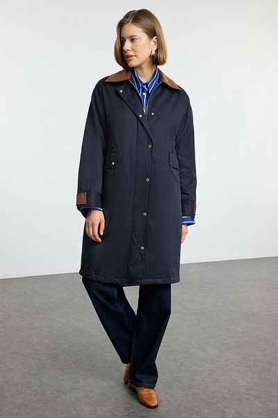 Trendyol Collection Marineblauer, übergroßer Trenchcoat mit Lederdetail am Kragen TWOAW25KB00077