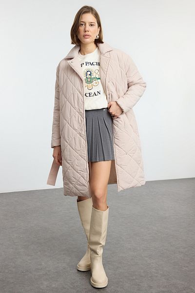 Kolekcia Trendyol Dlhý prešívaný pufer kabát - Ecru Oversize s opaskom TWOAW25MO00199