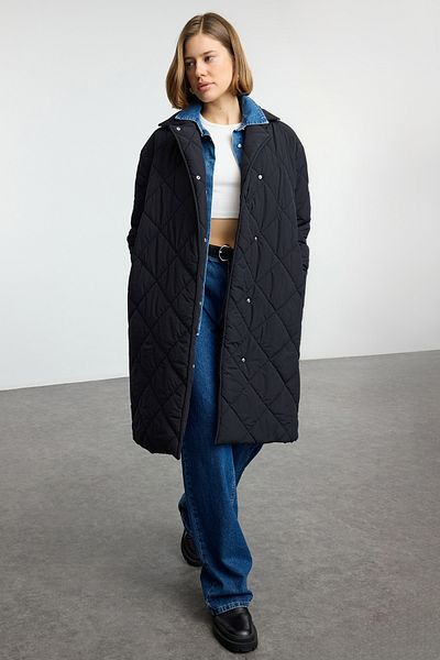 Trendyol Collection Długi czarny pikowany płaszcz - Oversize z paskiem, Twoaw25Mo00199