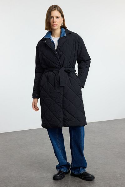 Trendyol Collection Długi czarny pikowany płaszcz - Oversize z paskiem, Twoaw25Mo00199