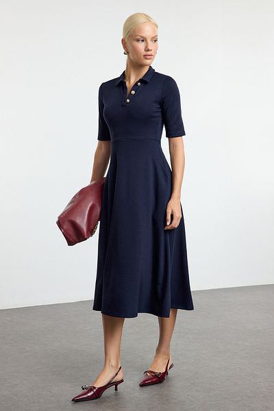 Trendyol Collection Marineblaues Midi-Strickkleid – Dreiviertelärmel, Knopfkragen, Skater-Stil, Taillenöffnung TWOAW25EL00518