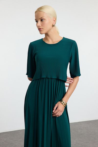 Trendyol Collection Ευέλικτο Πλεκτό Σμαραγδένιο Πράσινο Μίντι Φόρεμα - Πλισέ, Πλήρης λαιμόκοψη Twoaw25el00411
